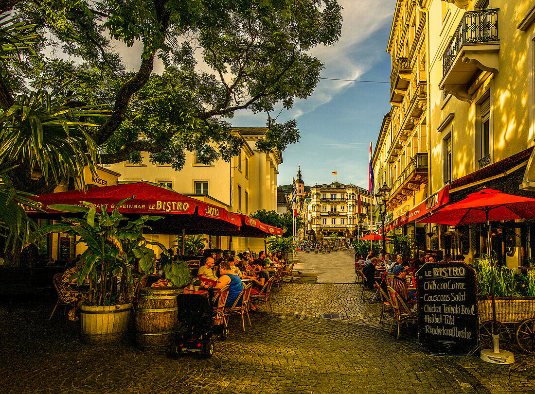 Bistros on Sophienstrasse in Baden-Baden with a view of Leopoldsplatz in the evening light, Baden-Württemberg, Germany