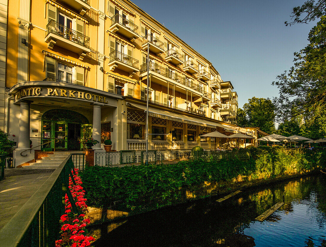 Abendstimmung vis-a-vis der Lichtenthaler Allee: Steg über die Oos zur Terrasse des Parkhotels, Baden-Baden, Baden-Württemberg, Deutschland