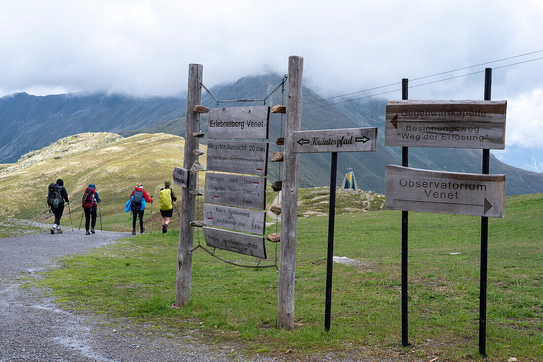 Wanderer auf dem E5, Berg Venet, Alpenüberquerung, Zams, Tirol, Österreich