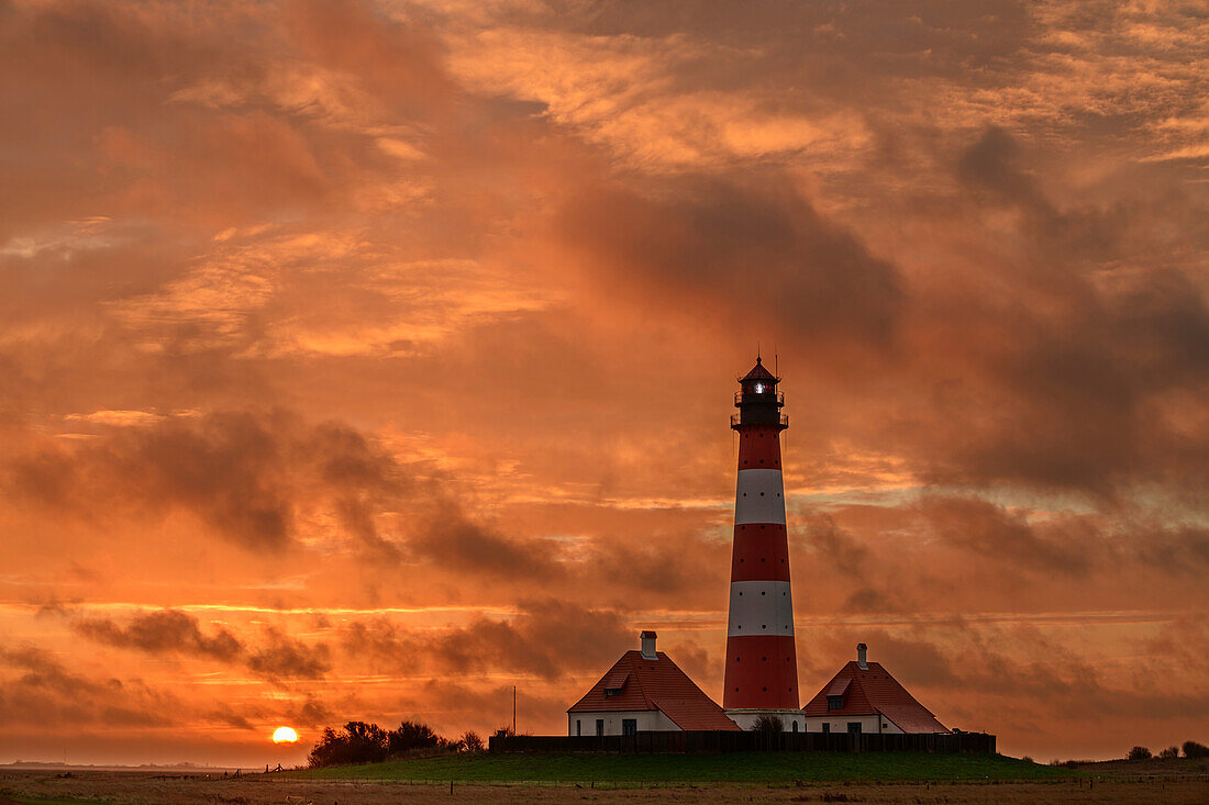 Wolkenstimmung über dem Leuchtturm Westerhever bei Sonnenaufgang, Westerheversand, Westerhever, Nationalpark Wattenmeer, Schleswig-Holstein, Deutschland