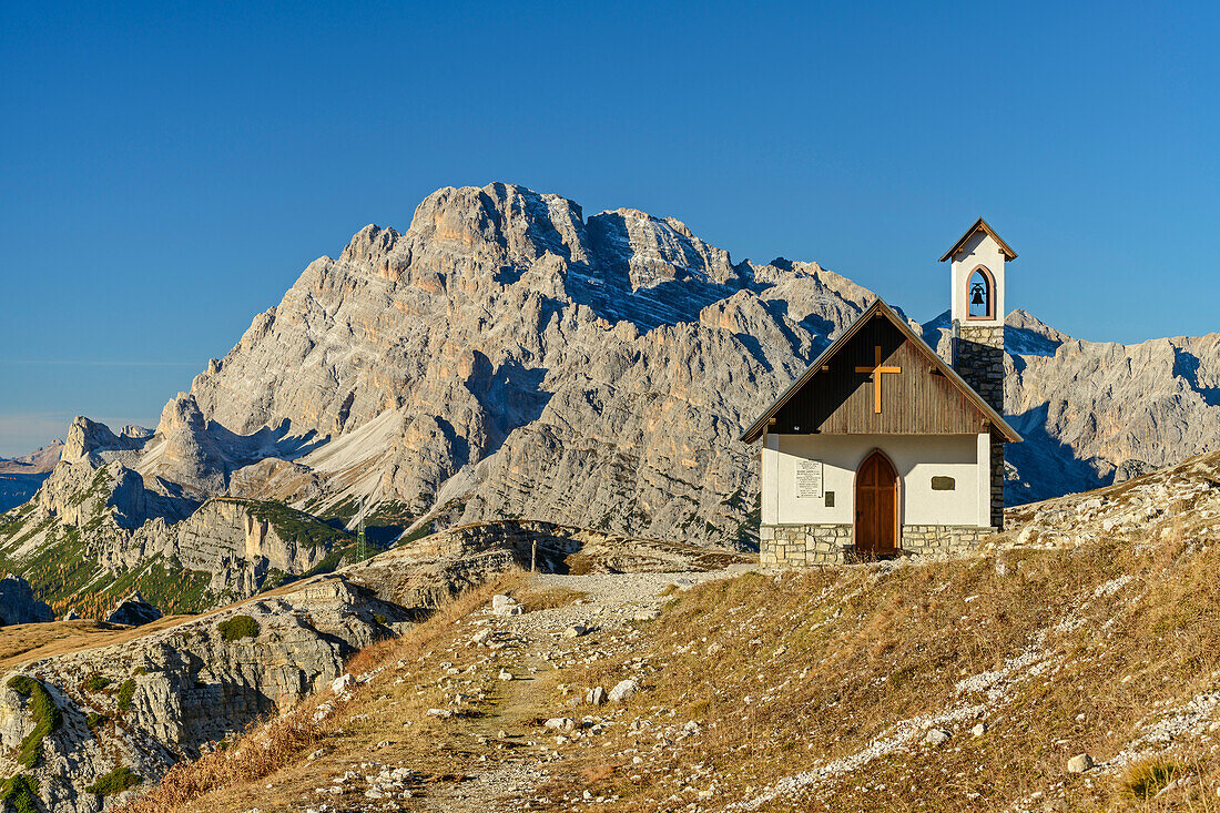 Chapel with Monte Cristallo in the background, at the Drei Zinnen, Dolomites, UNESCO World Natural Heritage Dolomites, Veneto, Veneto, Italy