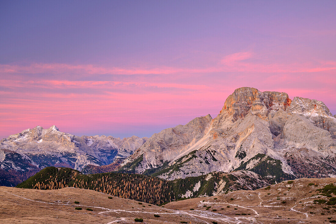Tofanen und Hohe Gaisl in der Morgendämmerung, vom Strudelkopf, Dolomiten, UNESCO Weltnaturerbe Dolomiten, Südtirol, Italien