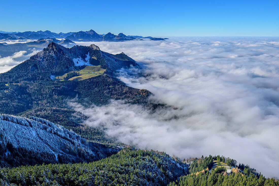 Blick auf Heuberg und Mangfallgebirge mit Nebelmeer über dem Voralpenland, von der Hochries, Chiemgauer Alpen, Chiemgau, Oberbayern, Bayern, Deutschland