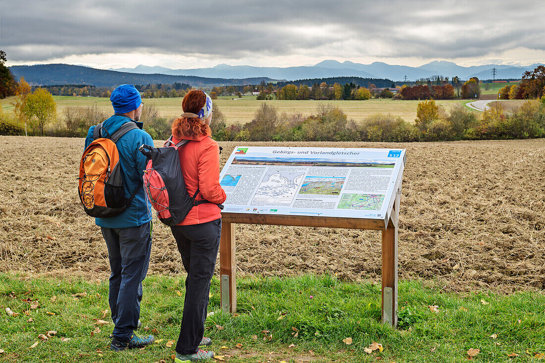 Mann und Frau beim Wandern lesen Infotafel am Geologie-Lehrpfad Holzkirchen, Geolehrpfad Holzkirchen, Oberbayern, Bayern, Deutschland