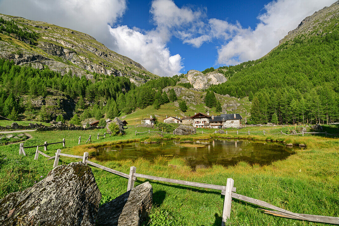Teich mit Almsiedlung Le Monal, Rutorgruppe, Grajische Alpen, Savoyen, Savoien, Frankreich
