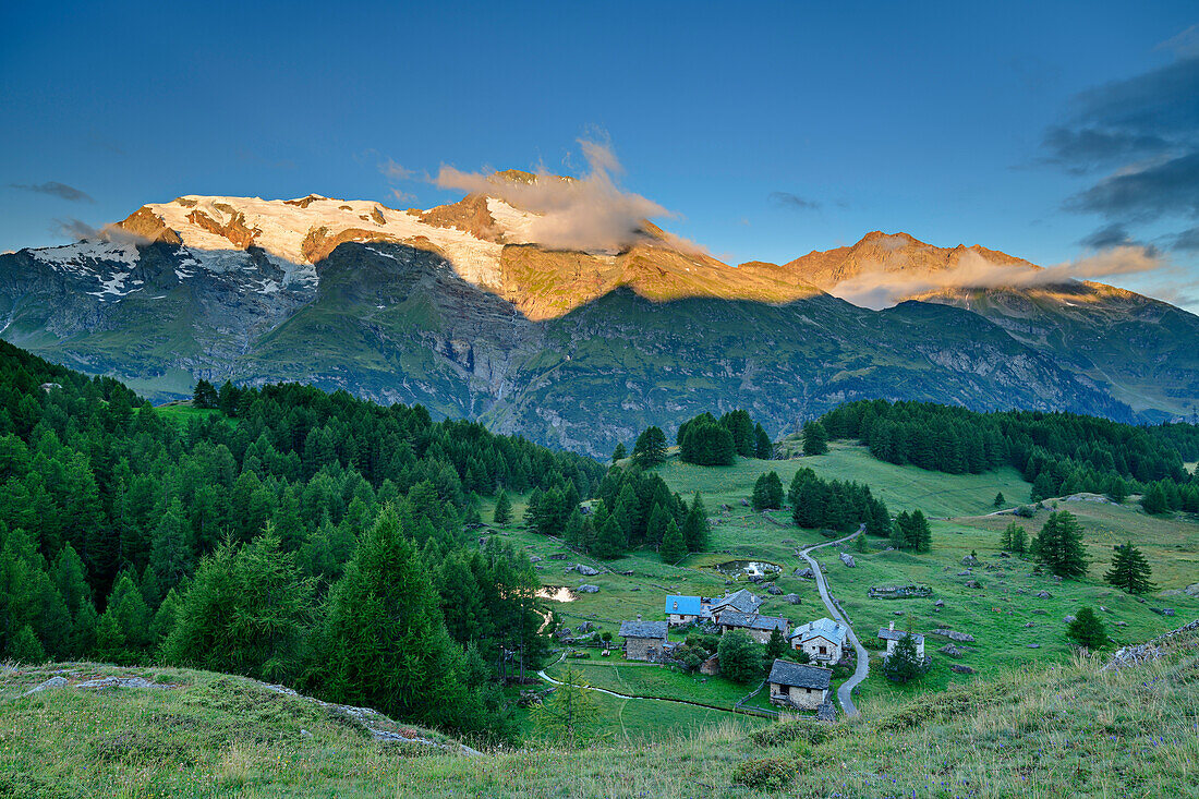 Mont Pourri im Alpenglühen mit Almsiedlung Le Monal im Vordergrund, Nationalpark Vanoise, Rutorgruppe, Grajische Alpen, Savoyen, Savoien, Frankreich