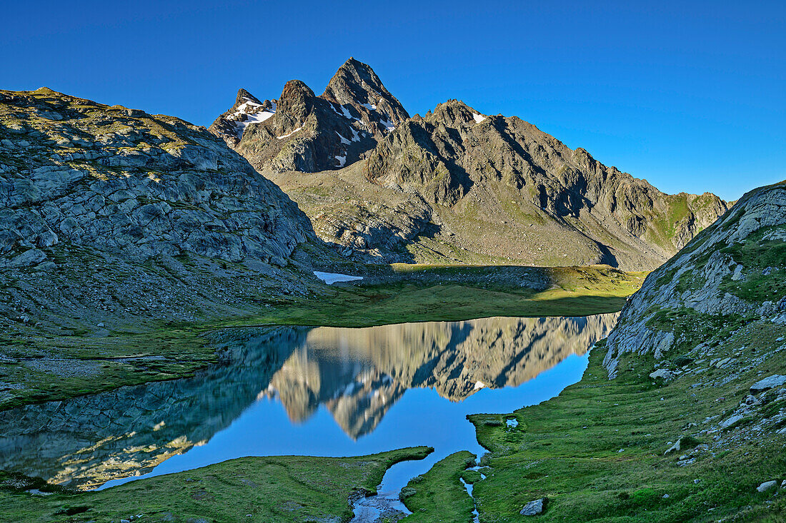 Bergsee Lago Inferiore del Rutor mit Grand Assaly, Rutorgruppe, Grajische Alpen, Aosta, Italien