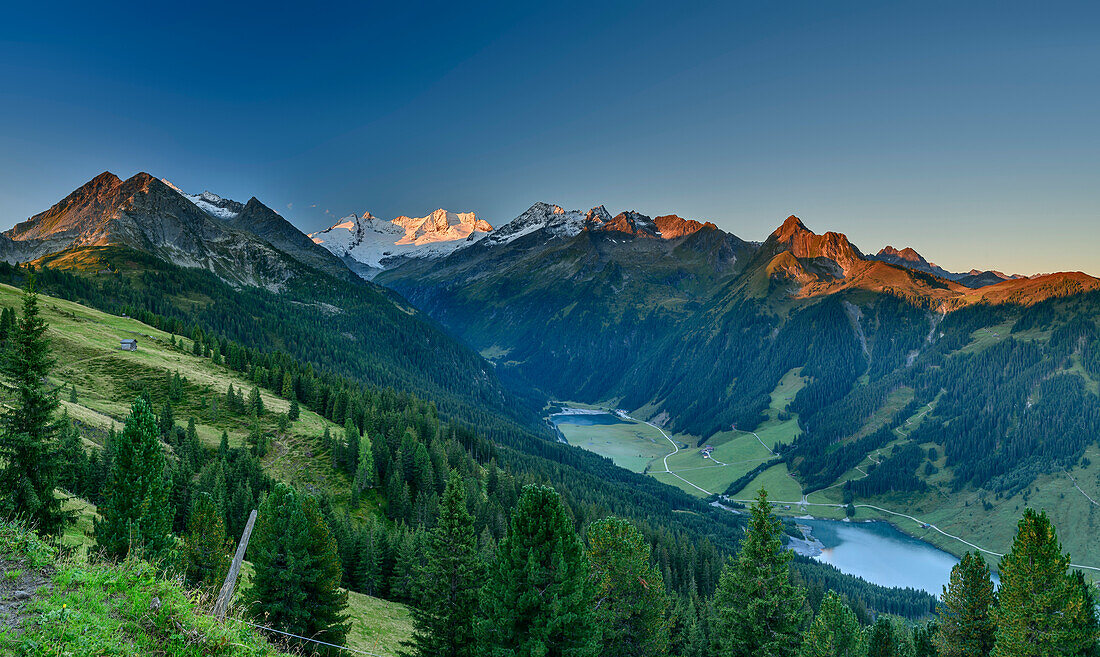 Panorama mit Blick auf Finkauboden und Reichenspitzengruppe, Gerlosplatte, Zillertaler Alpen, Salzburg, Österreich