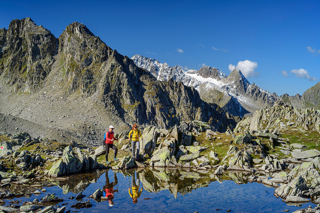 Mann und Frau beim Wandern am Wildkarsee, Wildkarsee, Nationalpark Hohe Tauern, Zillertaler Alpen, Salzburg, Österreich