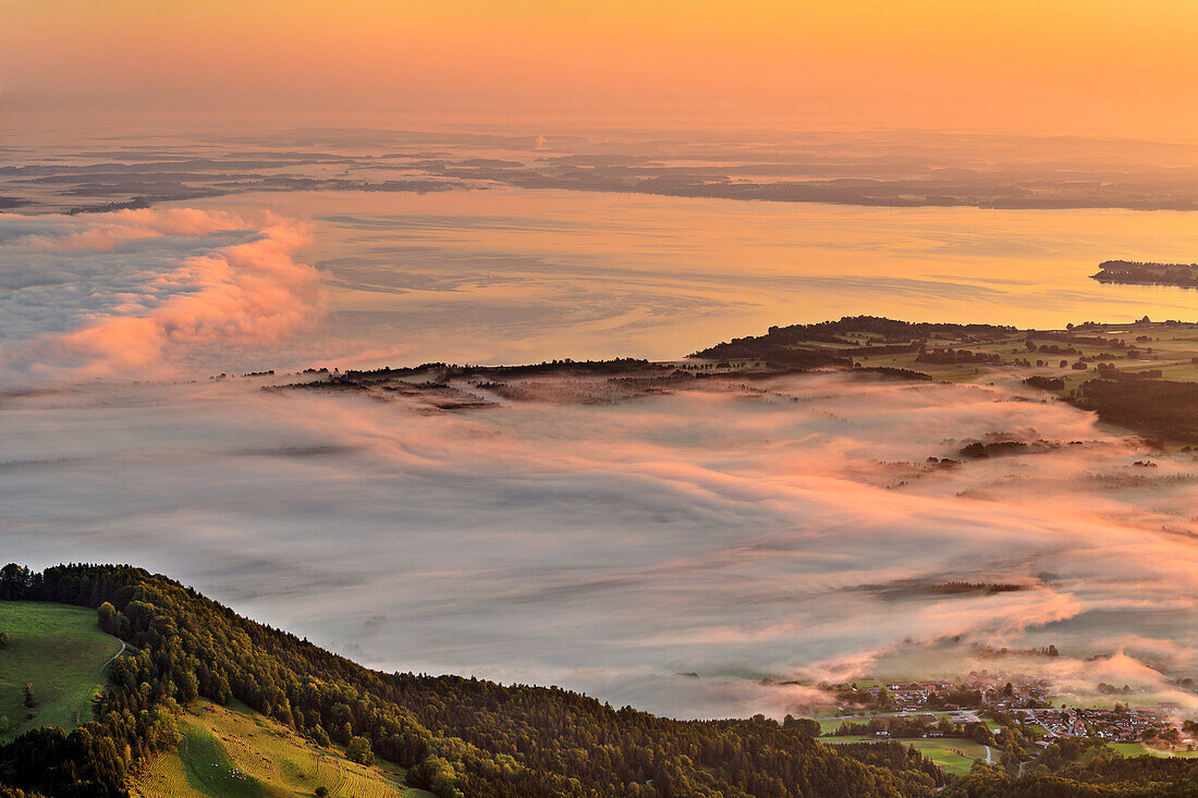 Morgenstimmung mit Talnebel am Chiemsee, von der Gederer Wand, Kampenwand, Chiemgauer Alpen, Chiemgau, Oberbayern, Bayern, Deutschland