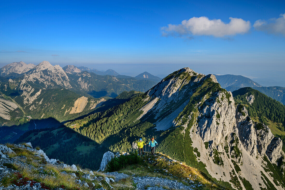 Mann und Frau beim Wandern steigen zum Veliki vrh auf, Veliki vrh, Hochturm, Karawanken, Slowenien, Kärnten, Österreich 