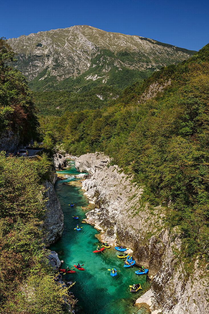 Mehrere Personen erfahren die Soca mit Kajak und Schlauchboot, Soca, Soca-Tal, Julische Alpen, Triglav Nationalpark, Slowenien