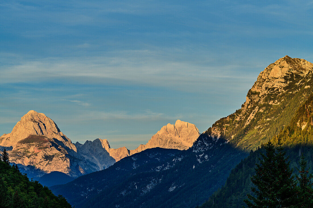 Alpenglühen an der Mangart-Gruppe, Passo Sella Nevea, Julische Alpen, Triglav Nationalpark, Slowenien