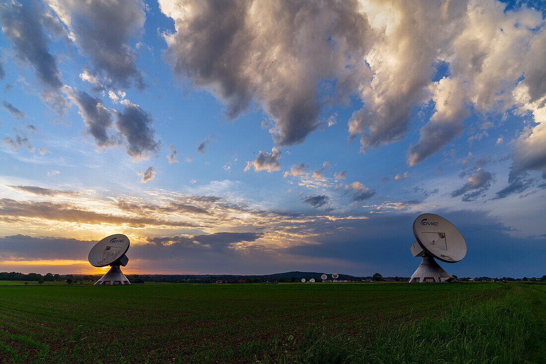 Aussen; Außen; Aussenaufnahme; Außenaufnahme; Baeume; Bäume; Bayern; Orange; Deutschland; Europa; Filz; Helle Farben; Frühling; Fruehling; Himmel; Wolken; Landschaft; Malerisch; Meditation; Meditativ; Menschenleer; Moor; Moos; Abendl; Abendstimmung; Natur; Nicht-Städtisches Motiv; Nicht-Staedtisches Motiv; Niemand; Oberbayern; Reise; Ruhe; Ruhige Szene; Stille; Stimmungsbild; Stimmungsvoll; Weilheim; Raisting; Oberbayern; Fünfseenland; Dießen am Ammersee; Erdfunkstelle; Weilheimer Moos; Architektur; Gebaeude; Gebäude; Menschenleer; Natur; Niemand; Satellitenschuessel; Satellitenschüssel; Telek