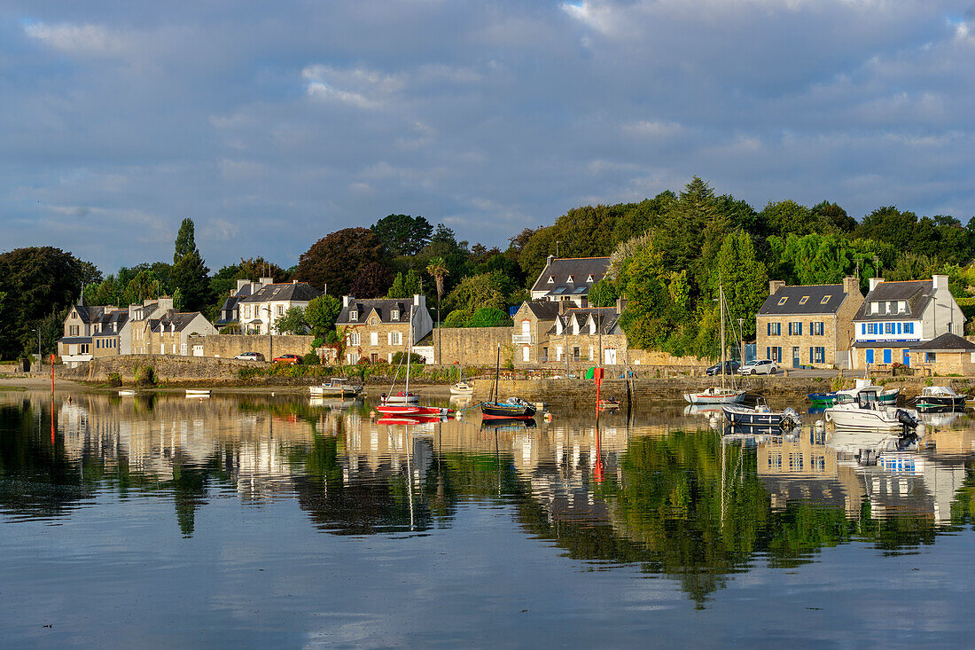 Morgenspaziergang in La Forêt-Fouesnant, Bretagne, Frankreich, Europa