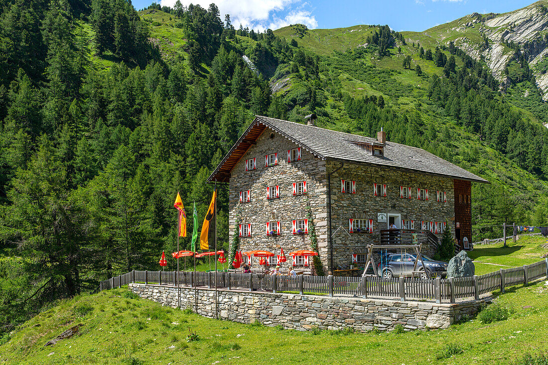 Das Kalser Tauernhaus an einem sonnigen Sommertag, Nationalpark Hohe Tauern, Osttirol, Österreich