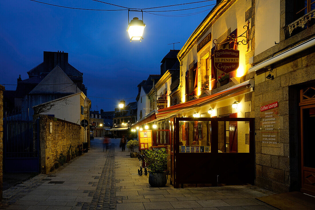 Nachts in der Ville Close, Concarneau, Bretagne, Frankreich