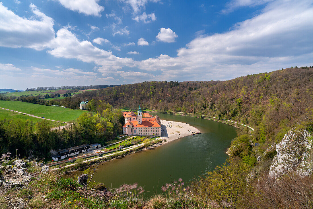 Blick auf Kloster Weltenburg im Frühling, Kehlheim, Bayern, Deutschland