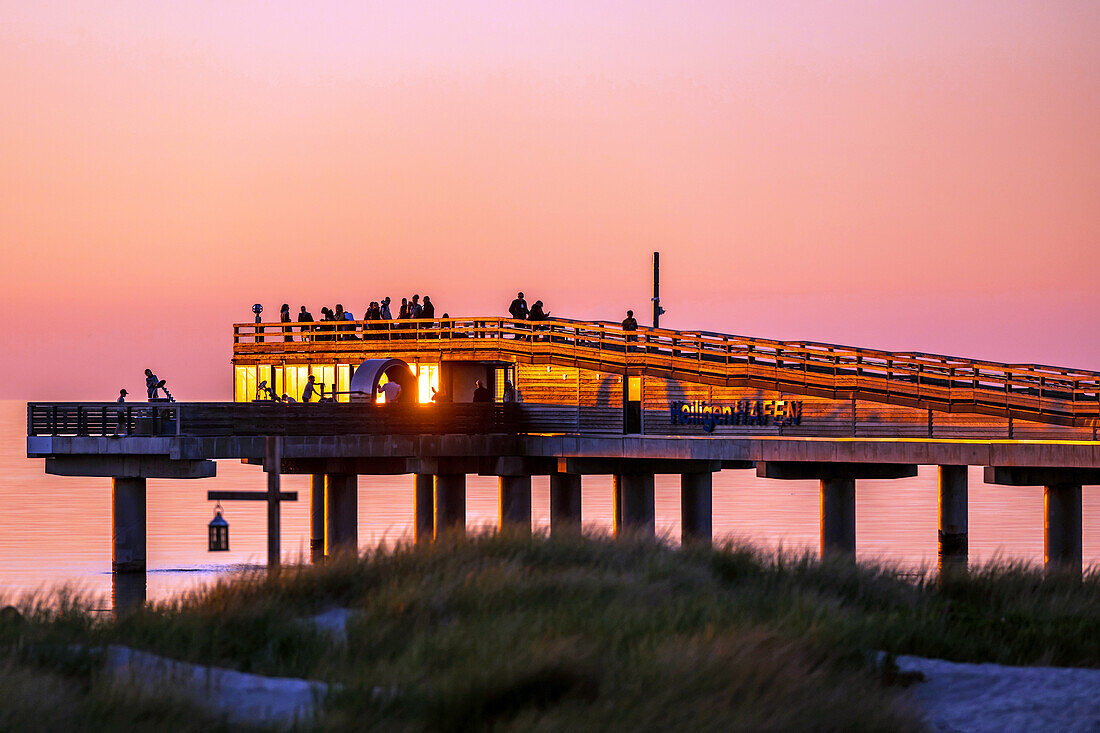Abendstimmung zum Sonnenuntergang auf der Seebruecke in Heiligenhafen, Ostsee, Ostholstein, Schleswig-Holstein, Deutschland