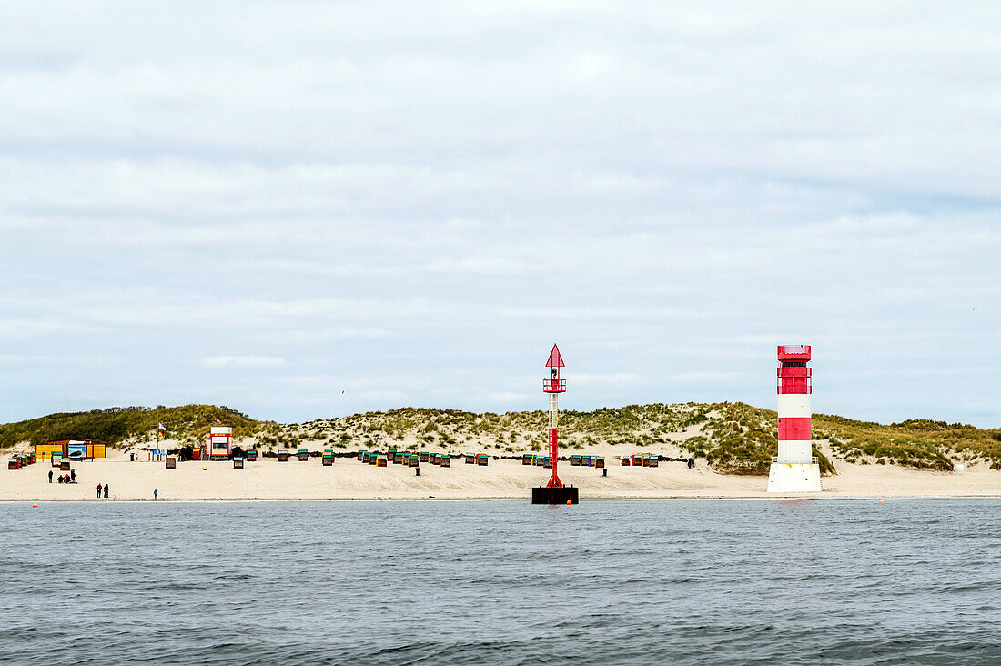 Blick vom Wasser auf die Düne Helgoland und den Leuchtturm, Nordsee, Insel, Schleswig-Holstein, Deutschland