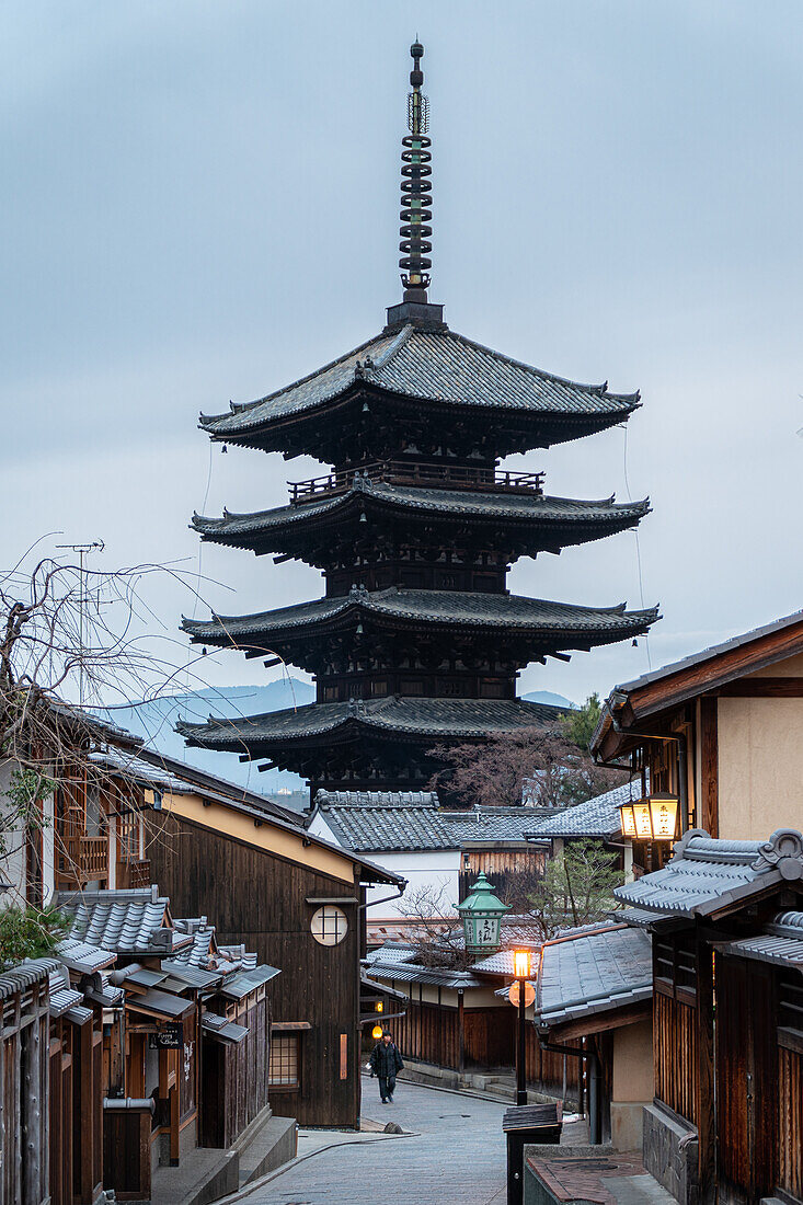 japan; kyoto; yasaka; yasaka pagoda; pagoda; architecture; travel; asia;