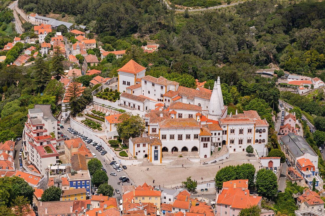 Blick vom Castelo dos Mouros hinunter auf den Palacio da Vila als Teil der Kulturlandschaft Sintra, Portugal