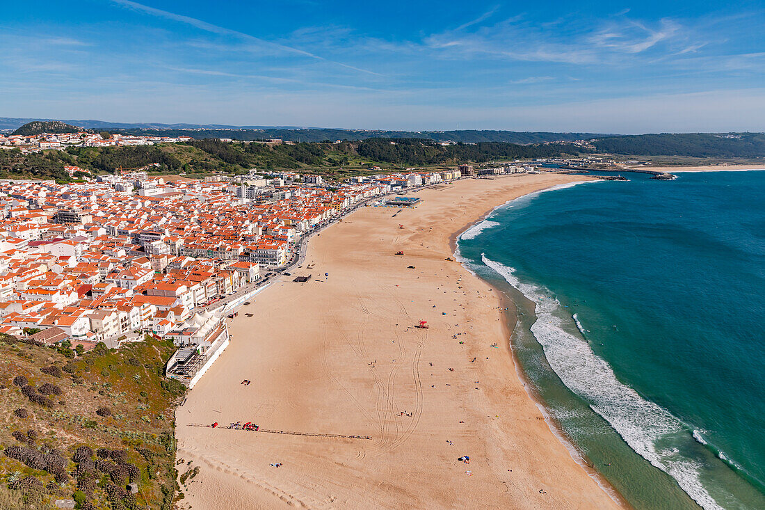 Der Strand von Nazare gesehen vom beliebten Aussichtspunkt Miradouro do Suberco, Portugal