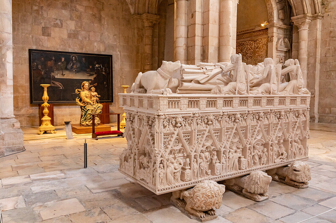 Grabmal der Ines de Castro im Querhaus vom berühmten Kloster von Alcobaca, Portugal