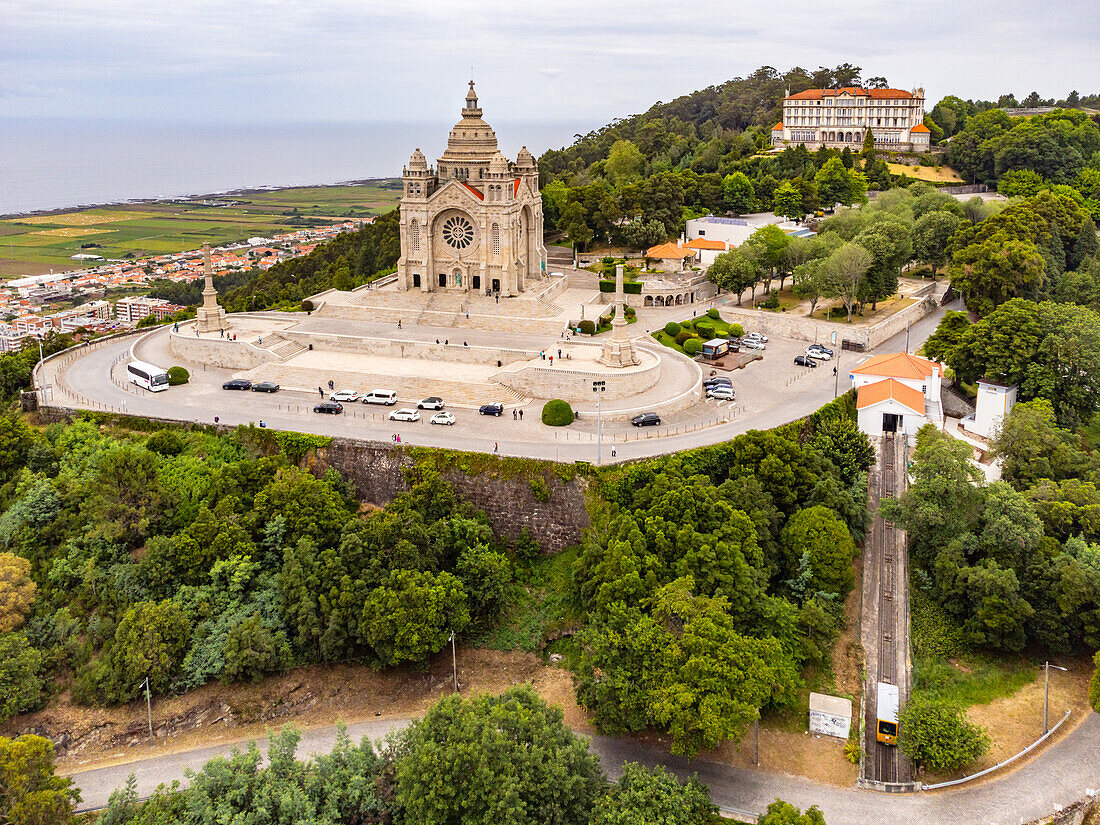Luftaufnahme des Monte de Santa Luzia mit der Pousada und der Wallfahrtskirche Santa Luzia in Viana do Castelo, Portugal