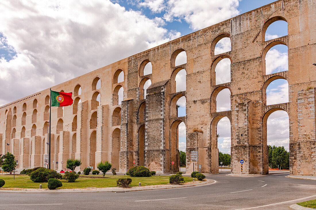 Das aus mehreren Bögen bestehende Aquädukt Aqueduto da Amoreira ist das Wahrzeichen von Elvas, Portugal
