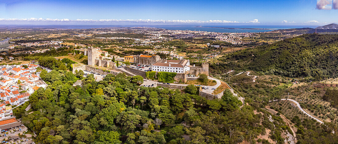 Luftbild des Castelo de Palmela mit Ausblick auf Setubal und die Küste der Costa de Gale bei Lissabon, Portugal