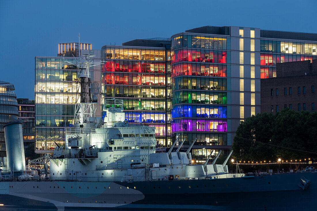HMS Belfast, Museumsschiff an der Tower Bridge, dahinter Bürogebäude, London, Großbritannien