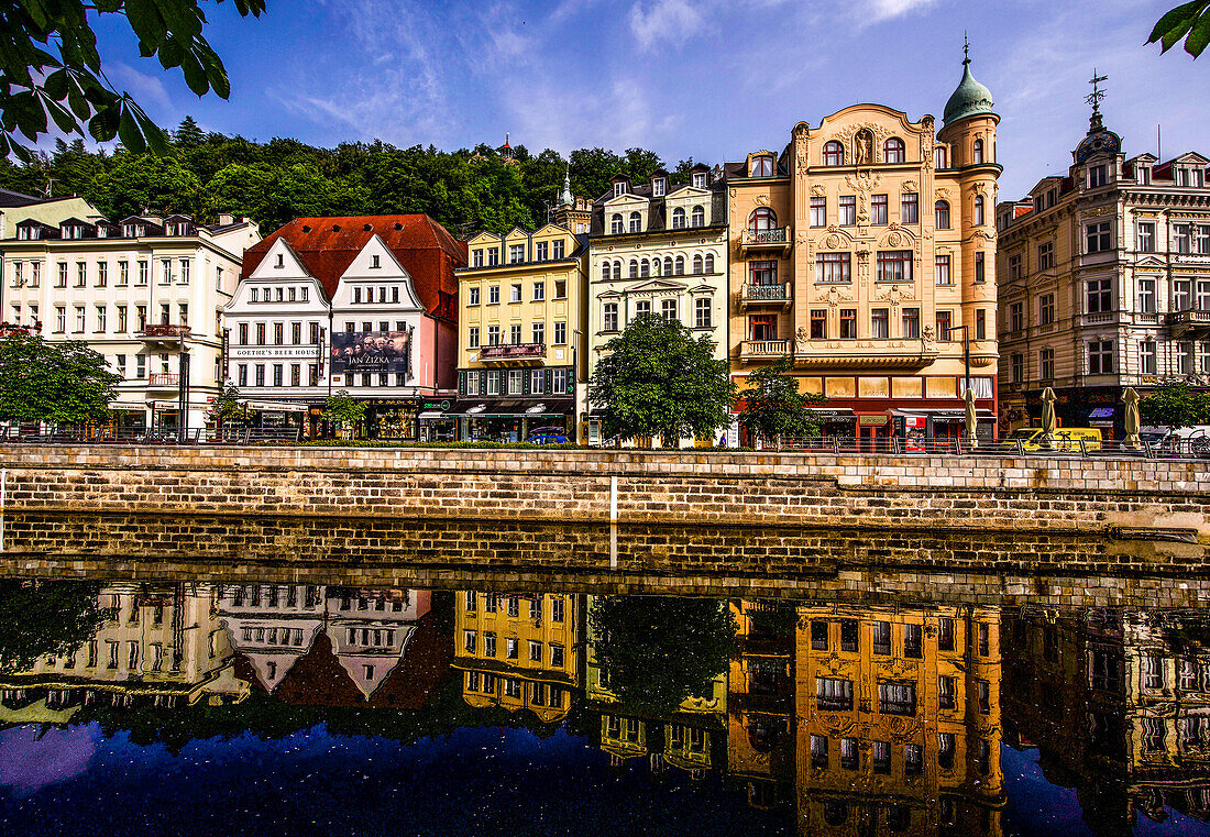 Blick über die Tepl (Teplá) auf die Bürgerhäuser an der historischen "Alten Wiese" (Stara Louka) und den Stadtwald im Hintergrund, Karlsbad (Karlovy Vary), Tschechische Republik