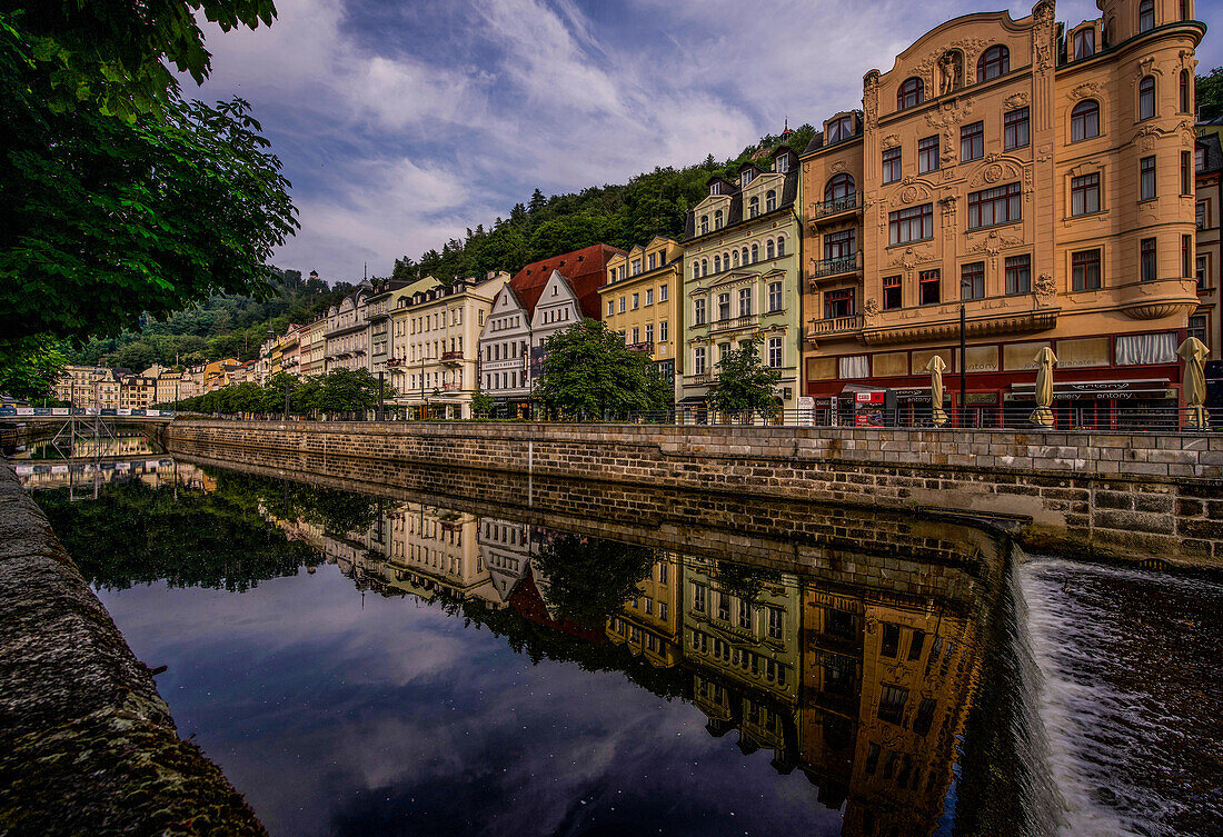 Blick über die Tepl (Teplá) auf die "Alte Wiese" (Stará louka) am Morgen, Karlsbad (Karlovy Vary), Tschechische Republik