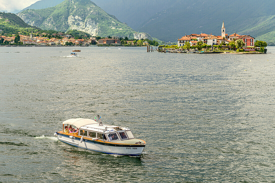 Ausflugsschiff auf dem Lago Maggiore mit der Isola dei Pescatori im Hintergrund, Piemont, Italien
