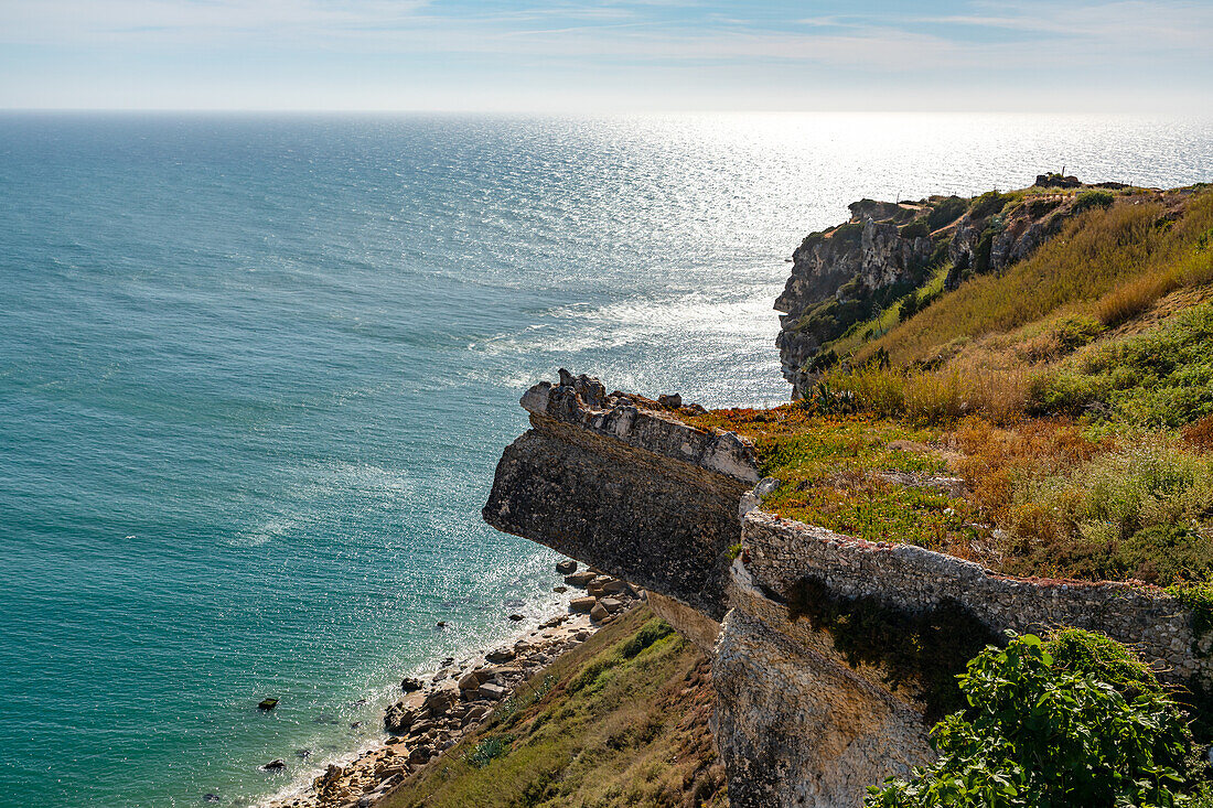 Felsvorsprung an der Steilküste des Touristenortes Nazare an der Atlantikküste von Portugal