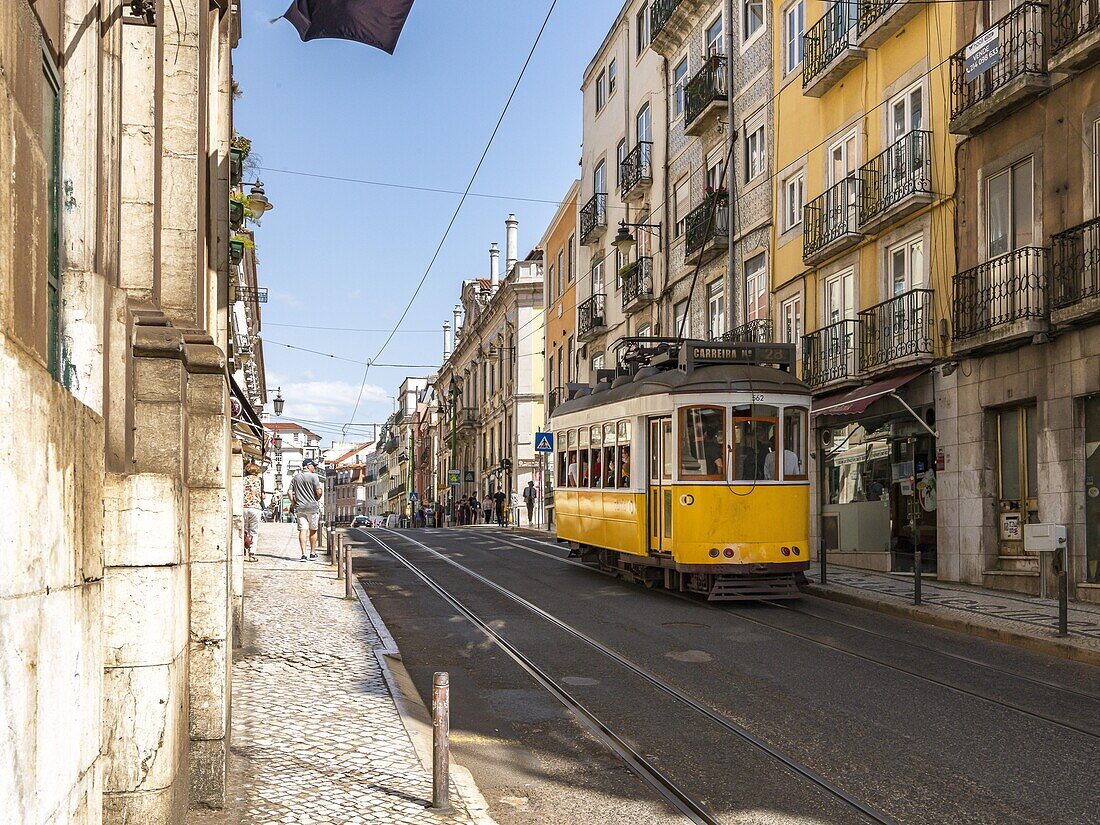 Die berühmte Straßenbahn 28 in Lissabon, Portugal