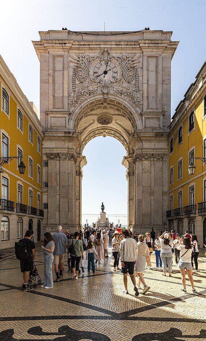 Ein Blick auf den Praça do Comércio (Handelsplatz) ist ein großer, dem Hafen zugewandter Platz in Portugals Hauptstadt Lissabon