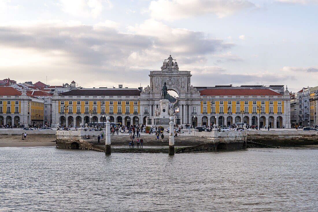 Der Praça do Comércio (Handelsplatz) ist ein großer, dem Hafen zugewandter Platz in Portugals Hauptstadt Lissabon, vom Tejo aus gesehen
