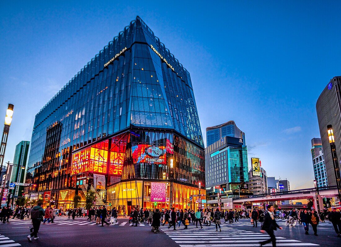 Japan, Tokyo City, Bezirk Ginza, Harumi Dori Avenue.