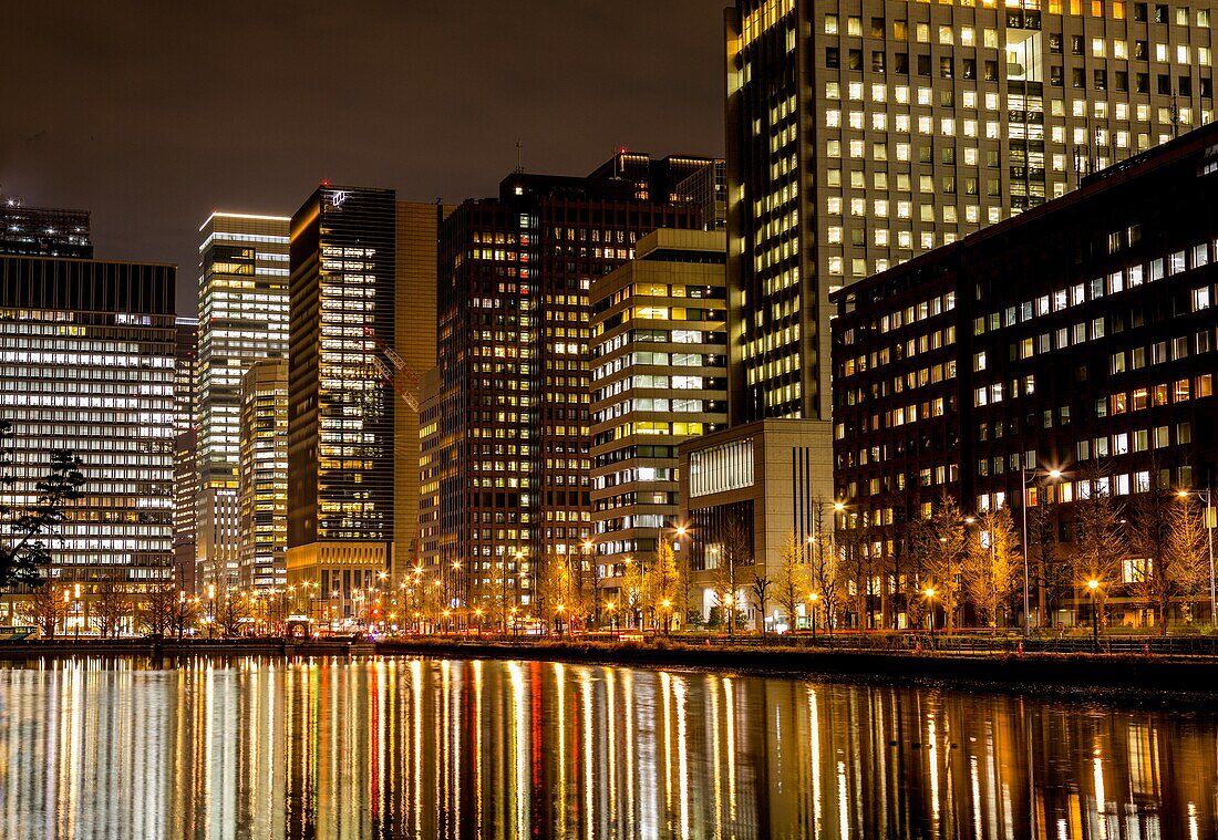 Japan, Tokyo City, Stadtteil Marunouchi, Skyline in der Abenddämmerung.