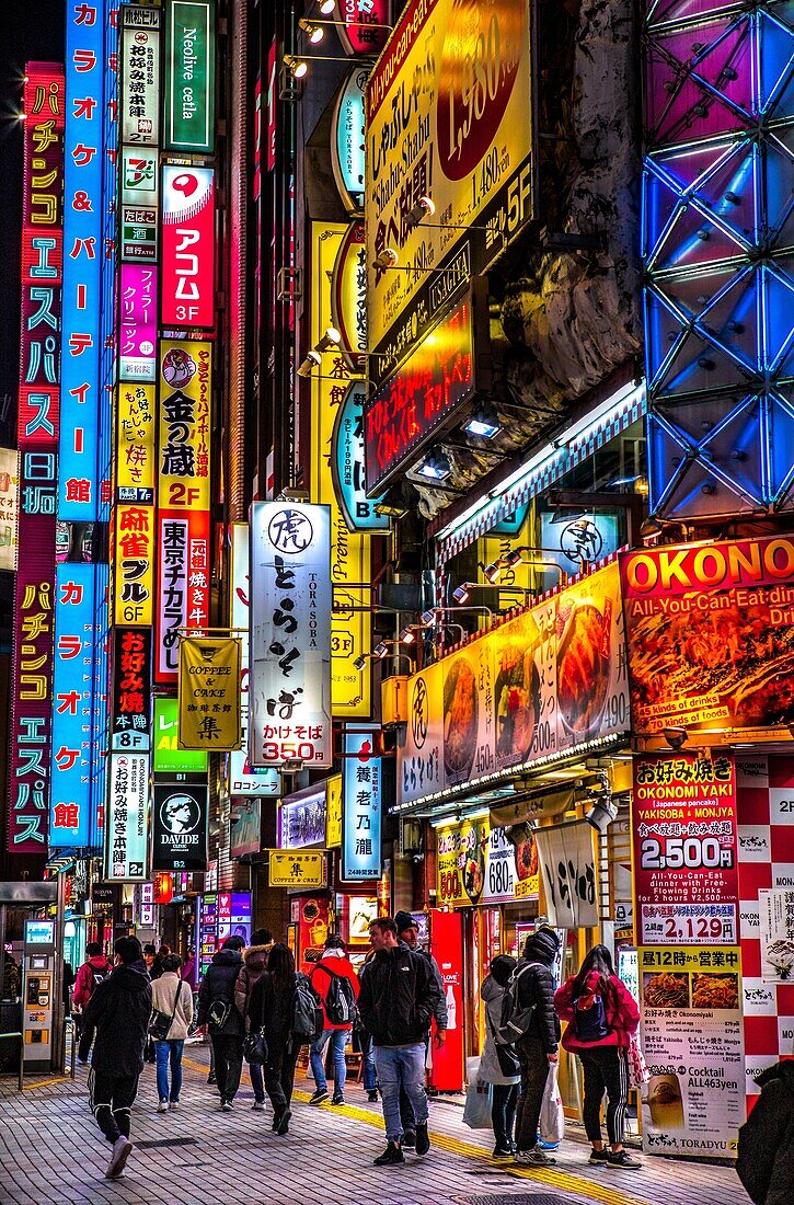 Japan, Tokyo City, Bezirk Shinjuku, Kabukicho-Viertel, Yasukuni Dori Avenue.