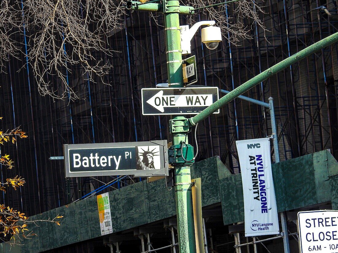 New York City, USA. Batterie Pl. Straßenschilder und Verkehrshinweise