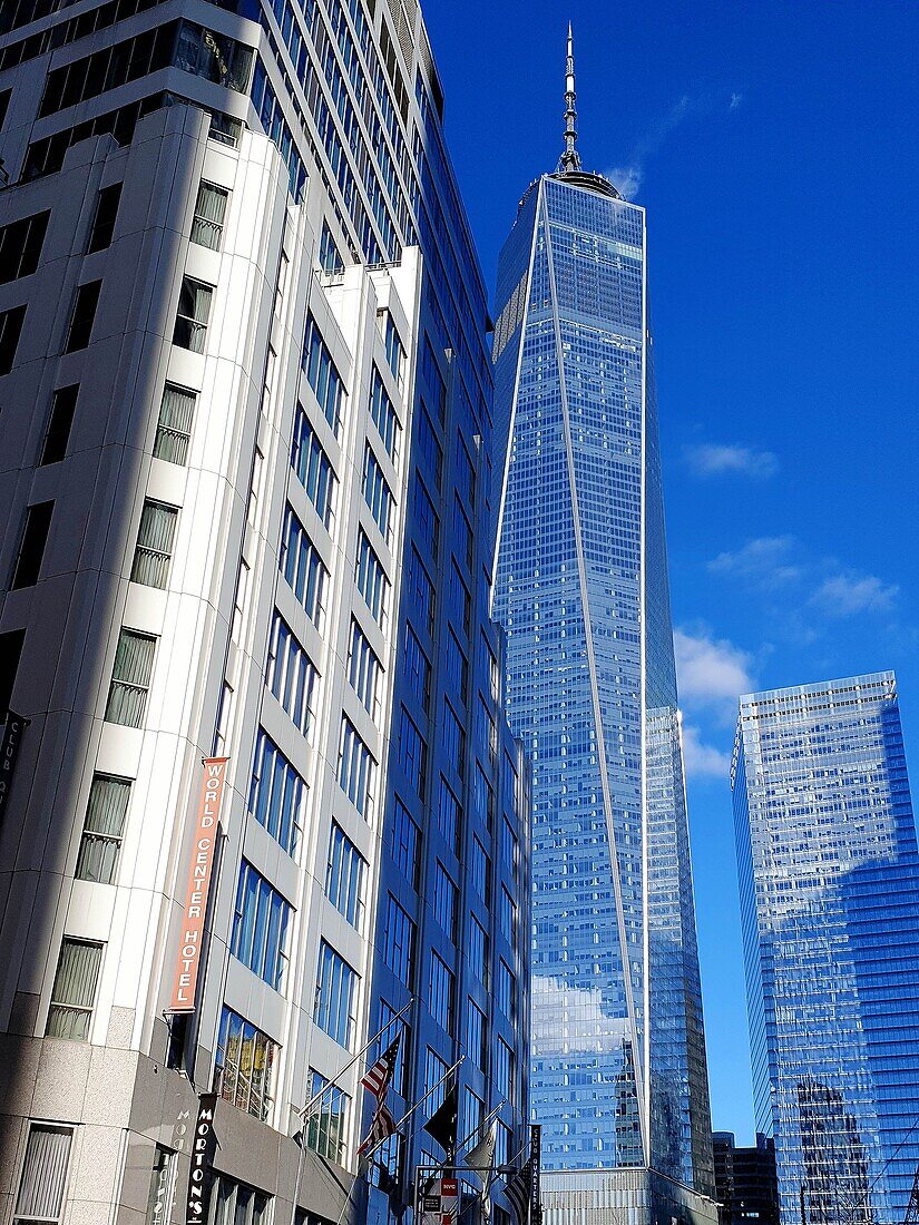 One World Trade Center-Turm, aufgenommen von der Washington Street. Finanzviertel. New York. NY. Vereinigte Staaten von Amerika