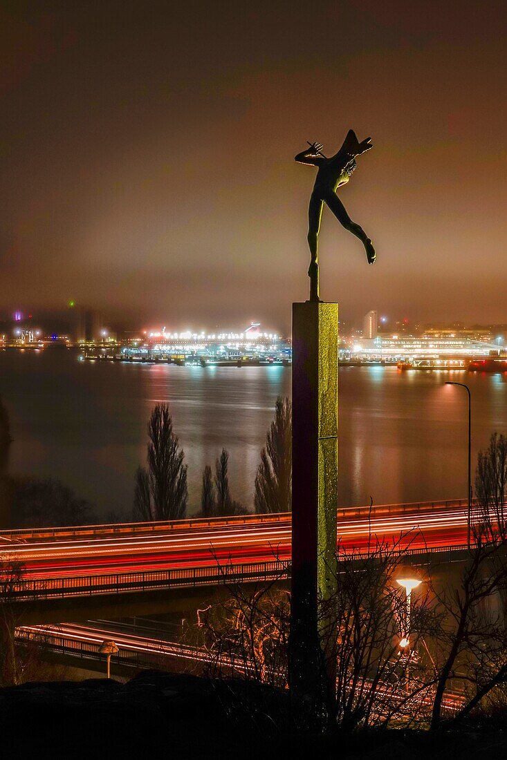 Stockholm, Schweden Eine Statue des schwedischen Bildhauers Carl Milles (1875-1955) blickt am frühen Morgen von Lidingo über Ropsten und den Hafen von Stockholm.