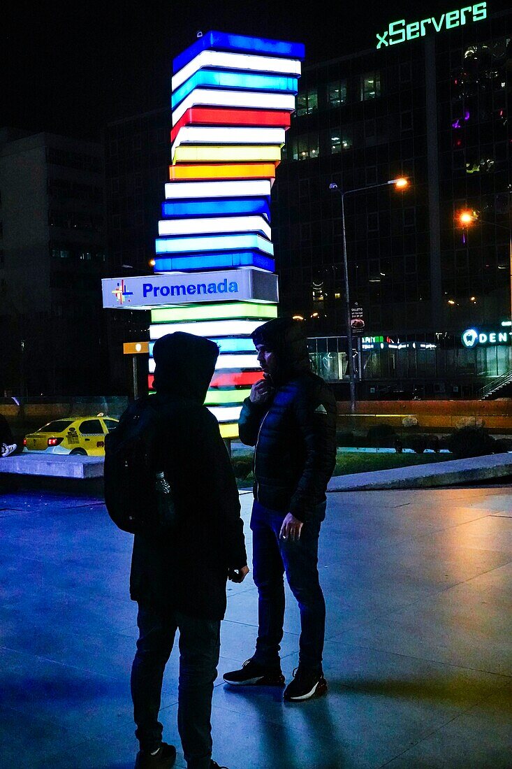 Bukarest, Rumänien Fußgänger, die die Promenada Mall in der Nähe des Sky Tower betreten.