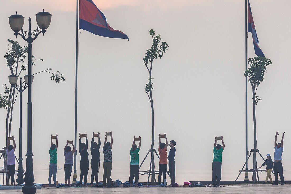 Kambodscha, Phnom Penh, Morgengymnastik am Flussufer des Tonle Sap, Dawn.