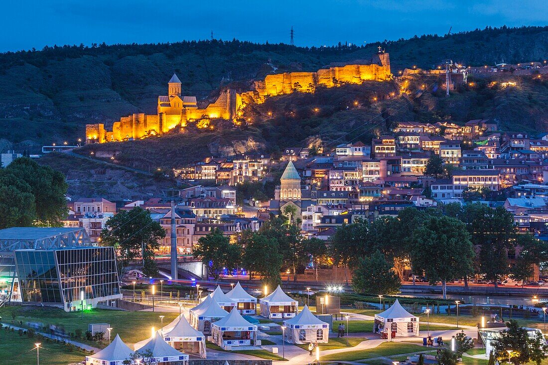 Georgien, Tiflis, Altstadt, erhöhte Ansicht mit Festung Narikala, Abenddämmerung.
