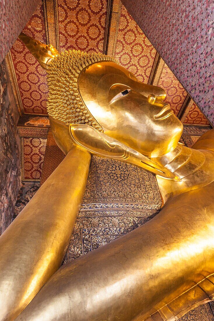 Thailand,Bangkok,Ko Ratanakosin Area,Wat Pho,Reclining Buddha.