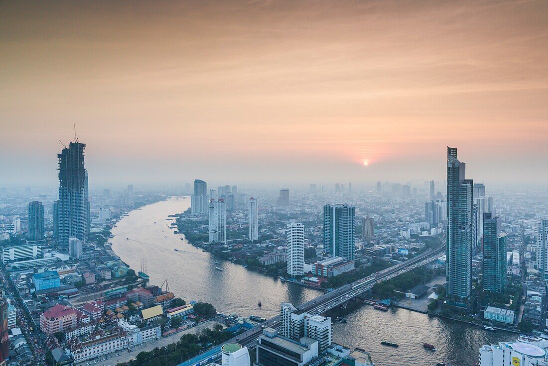Thailand, Bangkok, Riverside Area, High Angle City Skyline von Chao Phraya River, Dämmerung.